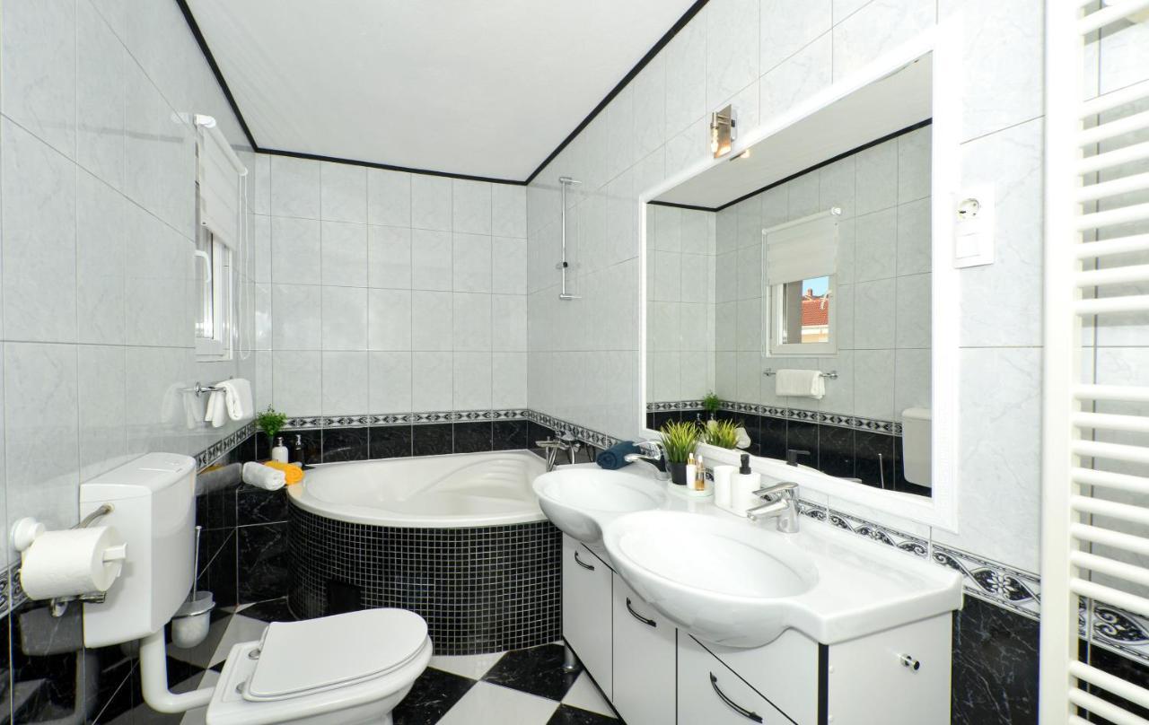 Copacabana Beach Apartments Трогір Екстер'єр фото